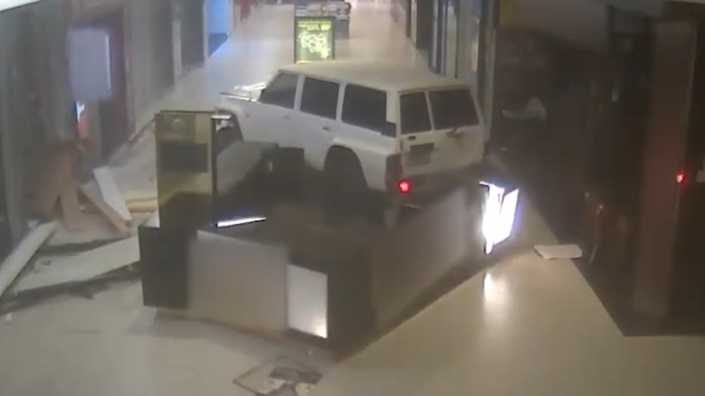 Video muestra cómo ladrones destrozan un centro comercial con una camioneta