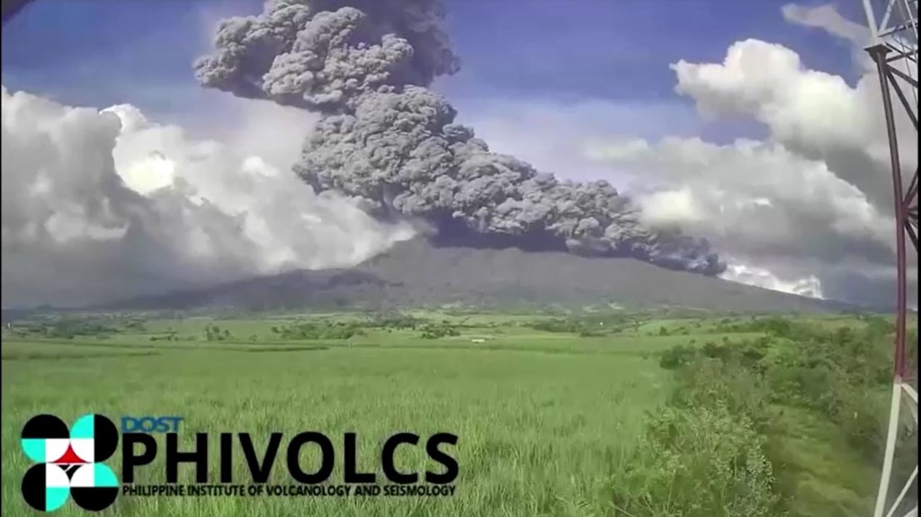 Captan erupción del volcán Kanlaon en Filipinas