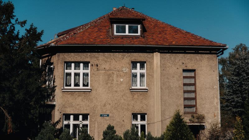 Este es el interior de la casa del responsable de la matanza de Auschwitz