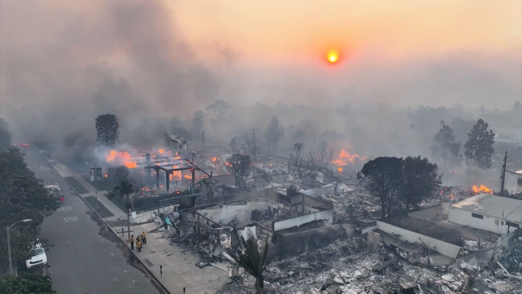 Imágenes de dron muestran la magnitud de la destrucción por incendio en Pacific Palisade, California