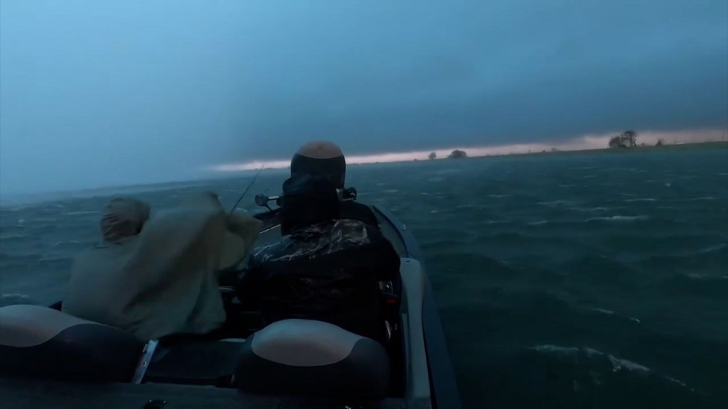 “No debería estar aquí": un pescador queda en medio de un tornado