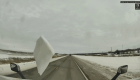 Hielo se desprende de auto en movimiento y se estrella contra un parabrisas