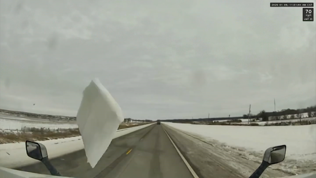 Hielo se desprende de auto en movimiento y se estrella contra un parabrisas