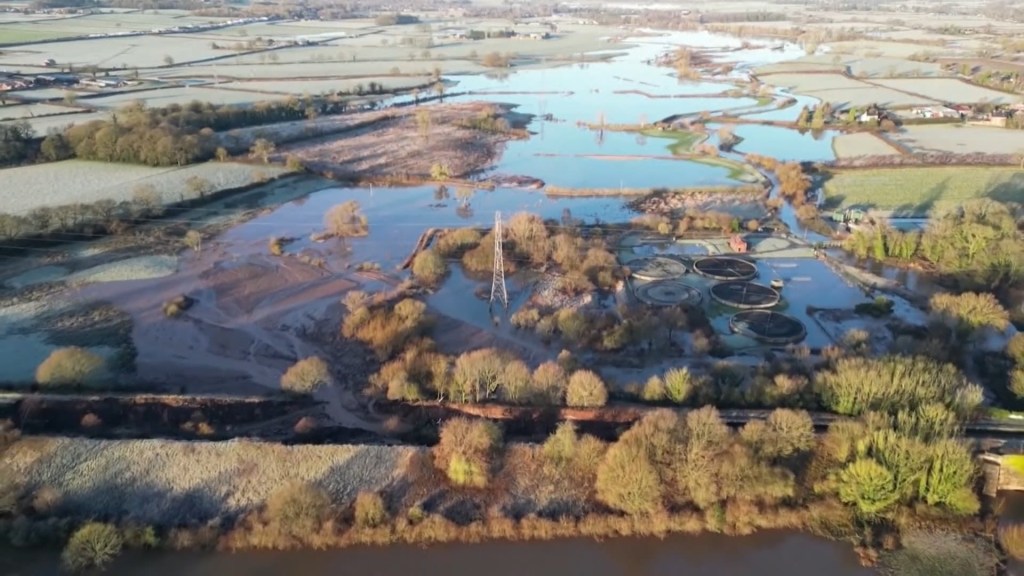 Intensas lluvias provocan colapso de un canal en el norte de Inglaterra