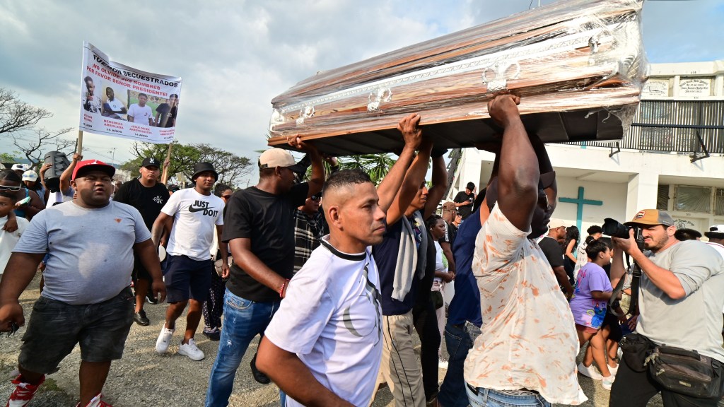 Indignación y dolor durante el funeral de los cuatro menores hallados muertos tras ser detenidos por una patrulla militar