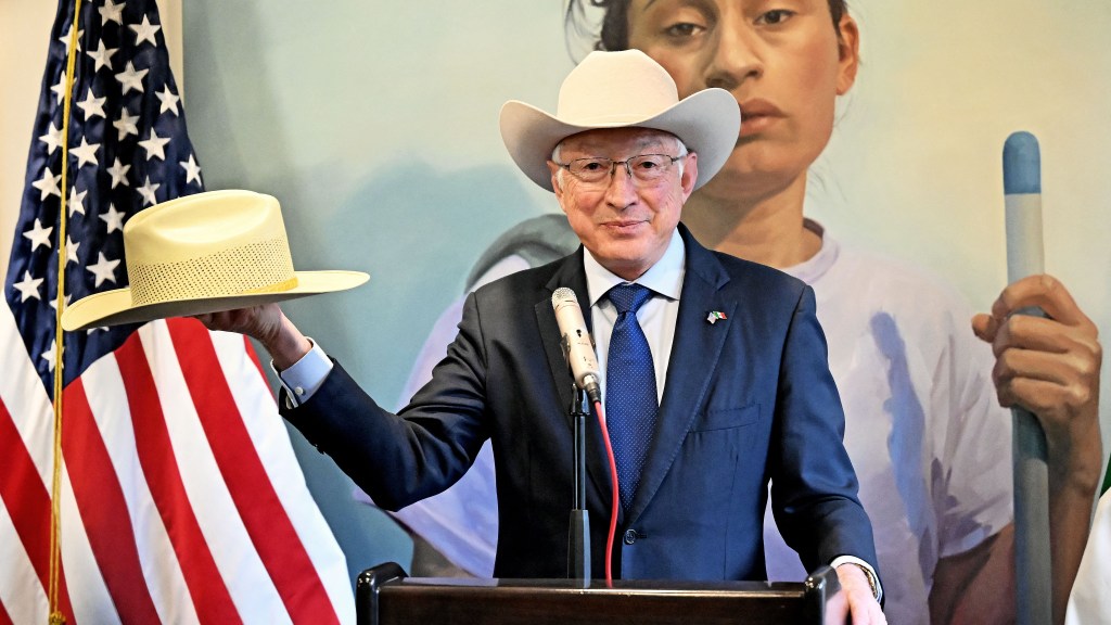 Ken Salazar: El sistema de migración de EE.UU. está quebrado