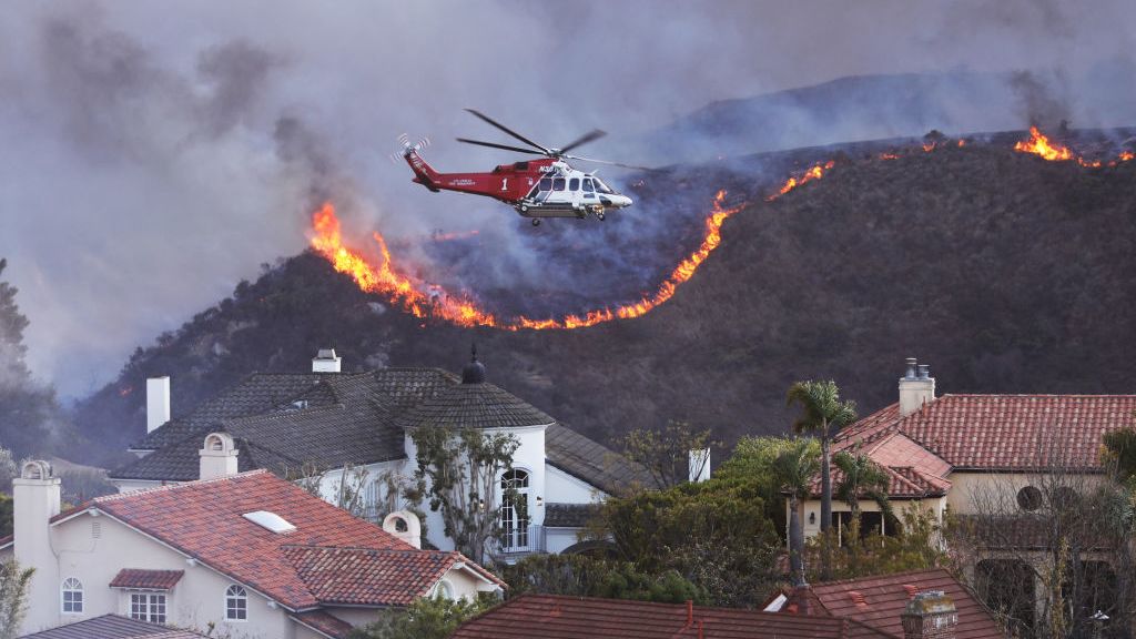 Vientos con fuerza de huracán expandieron incendios en Los Ángeles, dice la alcaldesa