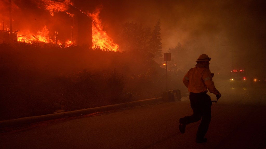 Videos muestran impactantes escenas del incendio forestal que arrasa un barrio del sur de California