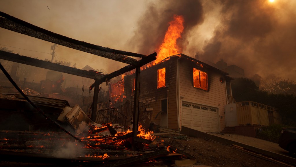 Proyectan pérdidas por incendios en California de US$ 50.000 millones