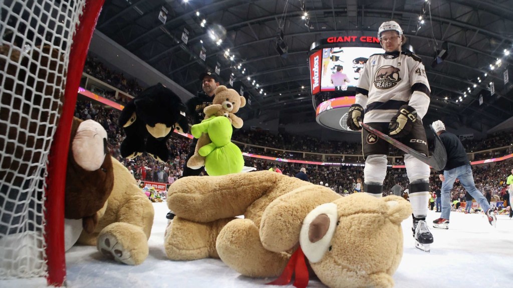 Lluvia de peluches en un partido de hockey sobre hielo