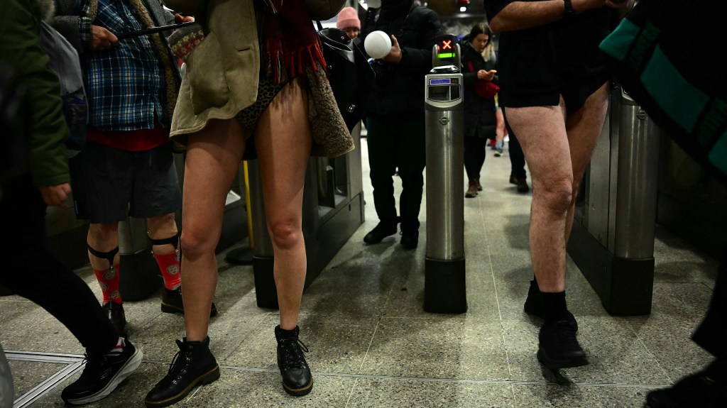 Así celebraron en Londres el Día de viajar sin pantalones en el Metro