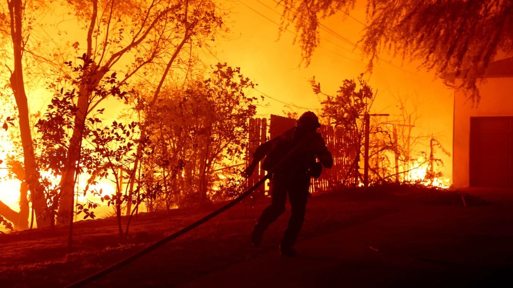 Incendios forestales fuera de control en California dejan un panorama "apocalíptico"