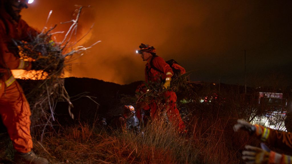 Autoridades de Los Ángeles dicen que los incendios tienen un “comportamiento extremo”