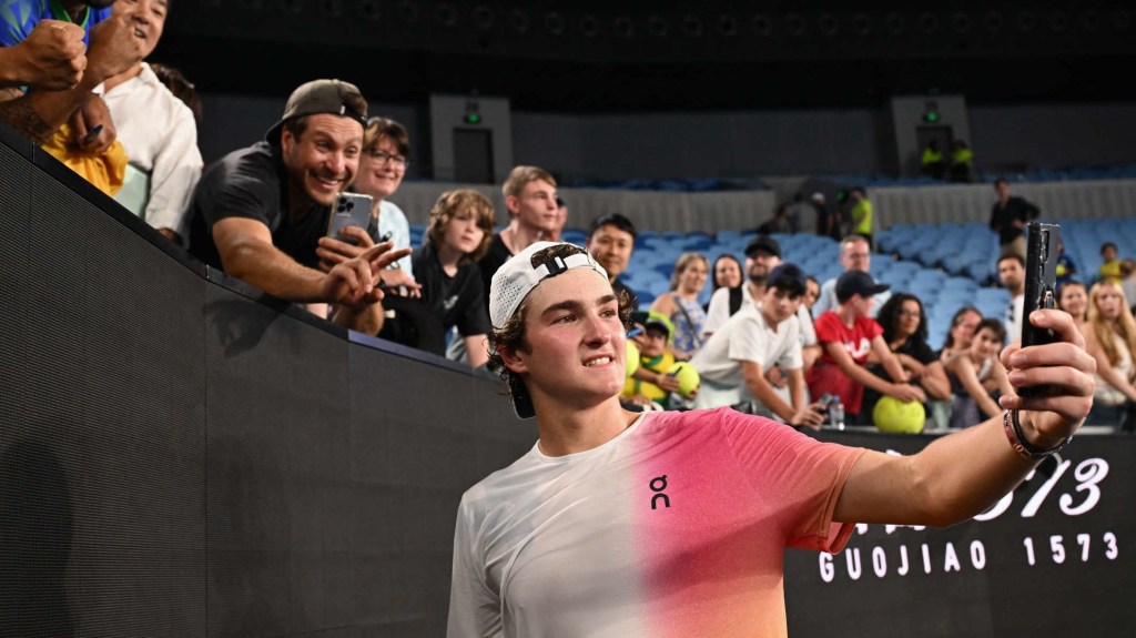 Joao Fonseca le mostró a Rafa Nadal la foto de su primer encuentro