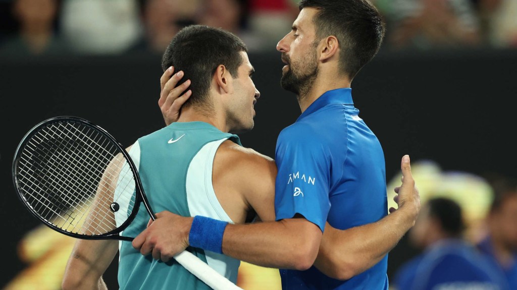 Novak Djokovic vence a Carlos Alcaraz en un sorprendente remonte