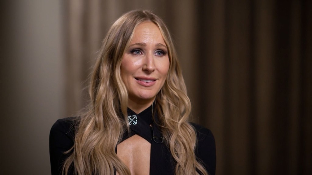 Nikki Glaser habla sobre su presentación en los Globo de Oro