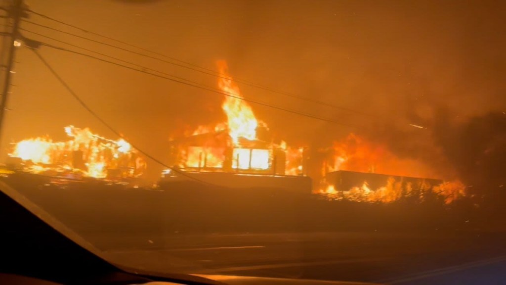 Un equipo de CNN escapa de un incendio en Santa Mónica