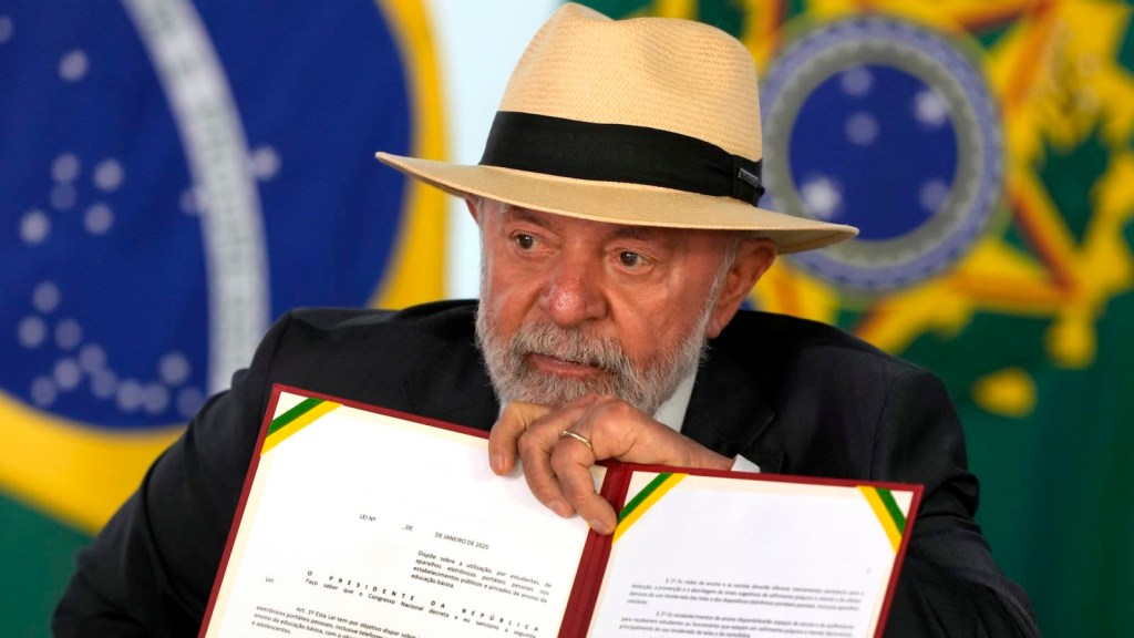 Lula da Silva sanciona ley sobre uso de celulares en las escuelas