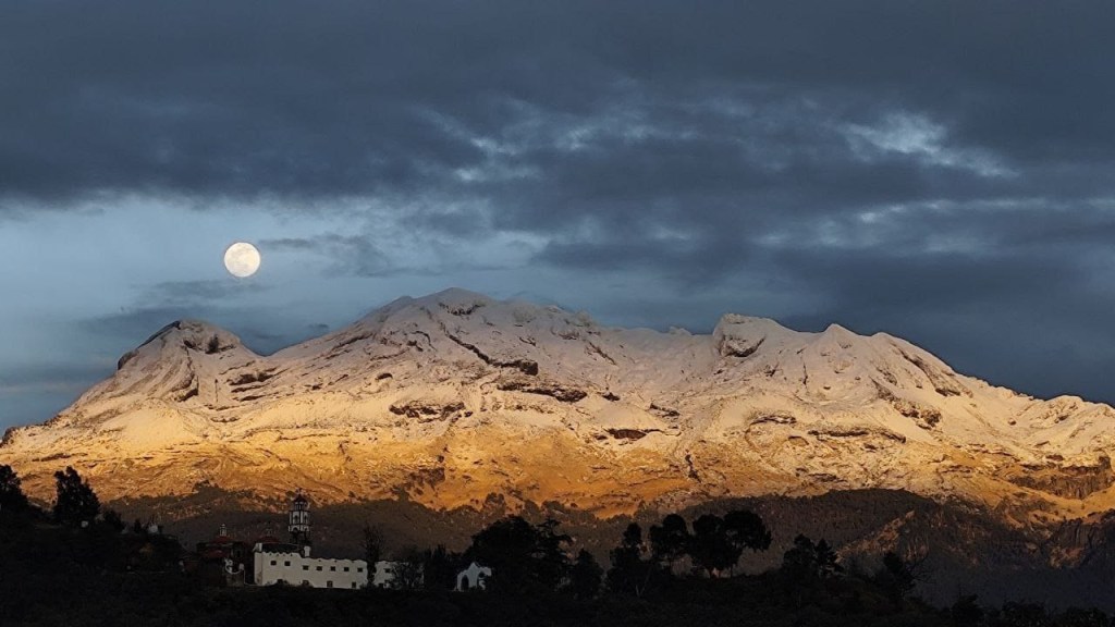 Los volcanes Popocatépetl e Iztaccíhuatl regalan hermosas imágenes invernales