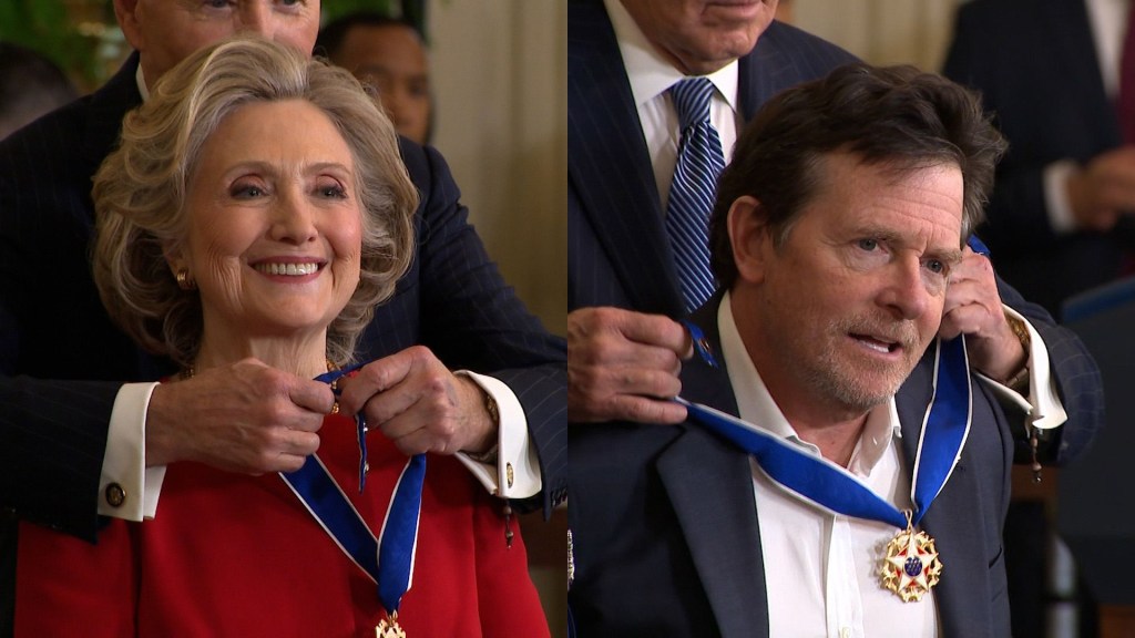 Biden condecora a Hillary Clinton y a Michael J. Fox con la Medalla Presidencial de la Libertad