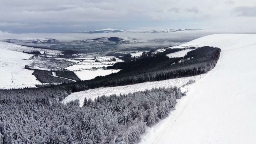 Impactantes imágenes de dron muestran cubierto de nieve al monte Leinster, en Irlanda