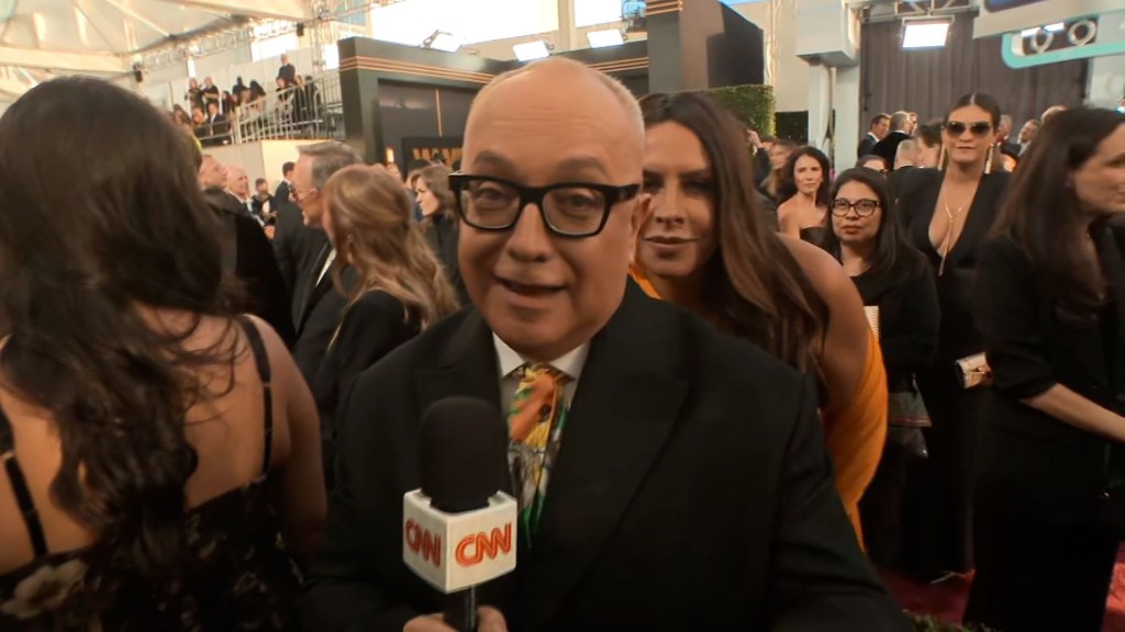 El ‘photobomb’ de Karla Sofía Gascón en la alfombra del Globo de Oro