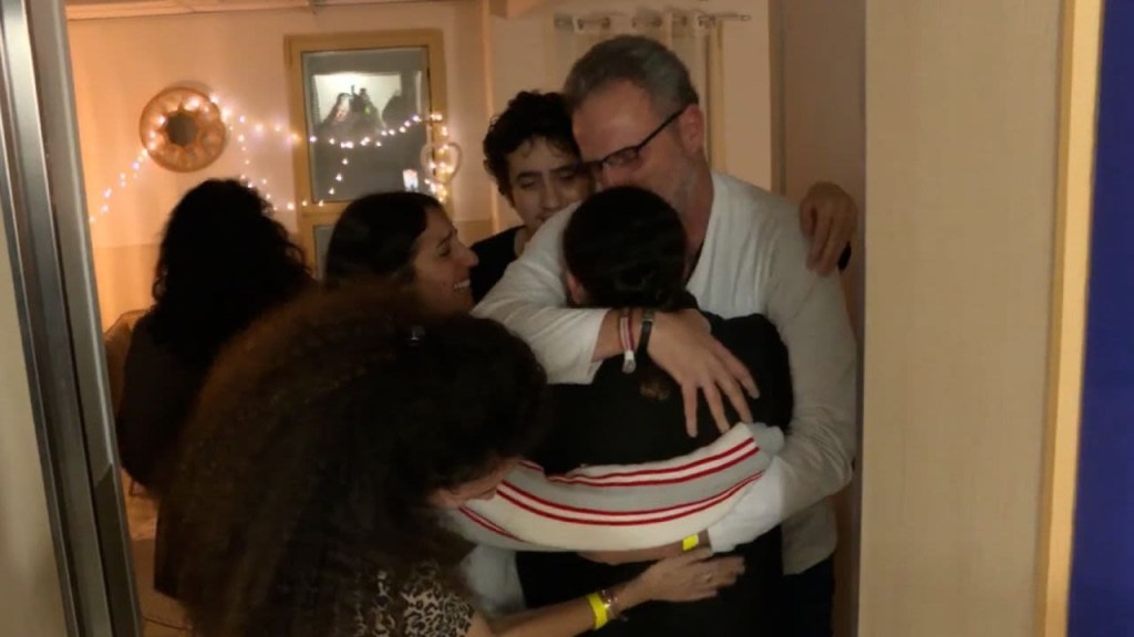 El emotivo momento en el que rehenes israelíes liberados se reúnen con su familia en el hospital