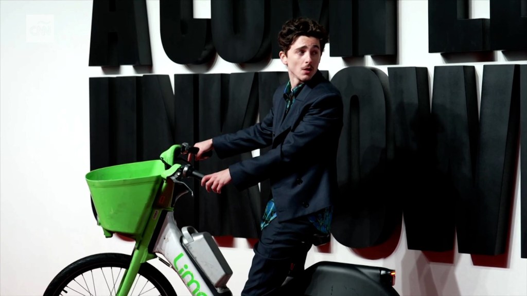 Timothée Chalamet llega al estreno de “A complete Unknown” en bicicleta