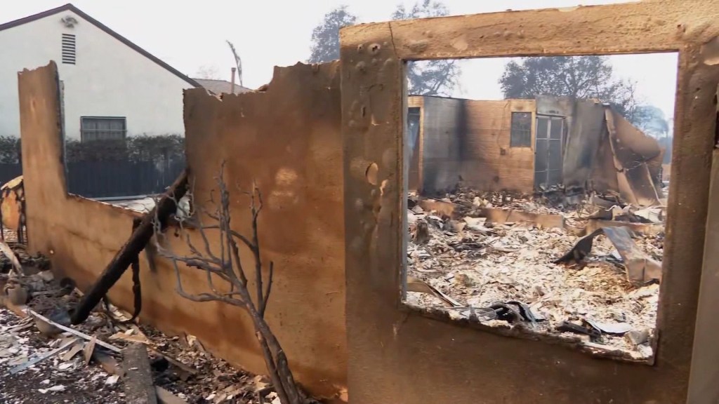 Un vecino dice que esta casa fue "tocada por Dios" en una comunidad que ahora parece "zona de guerra"