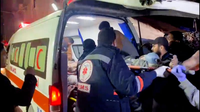 “Despierta, Hala": un hombre suplica a su hermana muerta tras un ataque israelí poco después del anuncio del cese del fuego