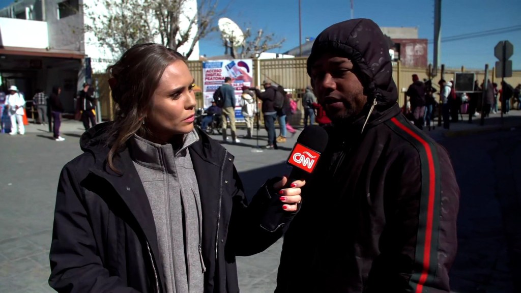 Migrante venezolano se entera de que le cancelaron su cita y la aplicación CBP One