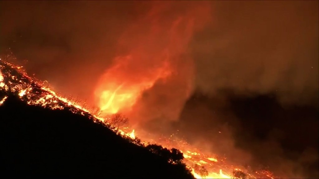 Video muestra un "tornado de fuego" en medio de los incendios de Los Ángeles