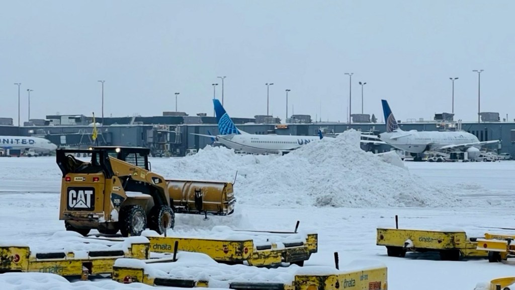 La nieve cubre pistas de aeropuertos tras las fuertes nevadas en Estados Unidos