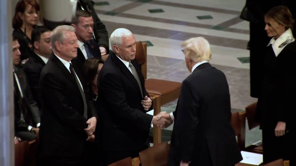 Mira la interacción entre Trump y Pence en el funeral del expresidente Carter